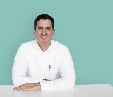 Adam masada elleriyle