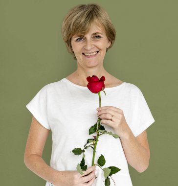 Olgun kadın holding kırmızı gül