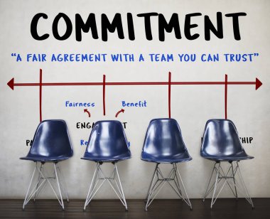 Duvar tarafından boş sandalyeler