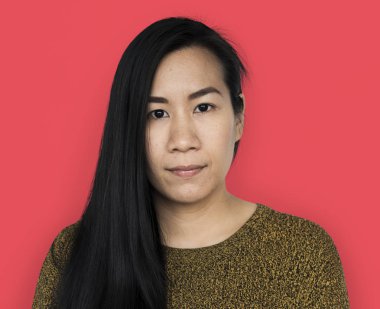 Siyah uzun saçlı Asyalı kadın