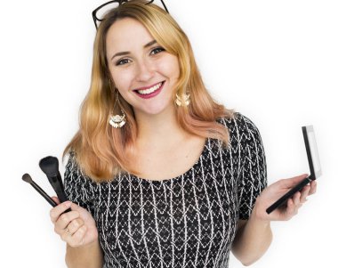 kozmetik araçlar tutan kadın