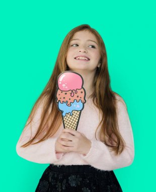 güzel uzun saçlı küçük bir kız