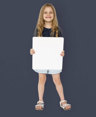 Boş pankart tutan kız