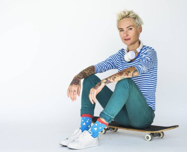  kaykay üzerinde oturan kadın