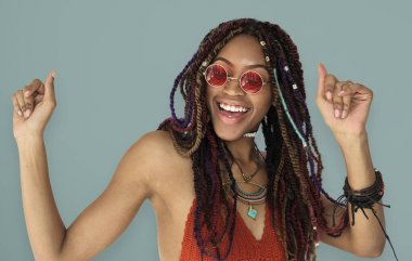 Kadın gülümsüyor ve stüdyoda dans