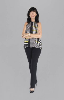 çapraz kollar ile gülümseyen kadın