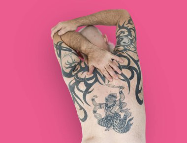 dövmeli komuta sizde