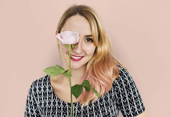 Mujer sonriente con flor de rosa —  Fotos de Stock