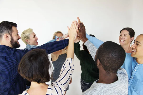 Personas cogidas de la mano — Foto de Stock