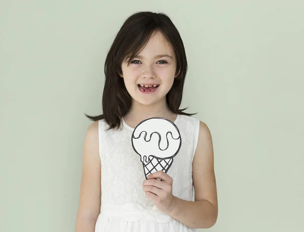 Menina segurando papel sorvete — Fotografia de Stock