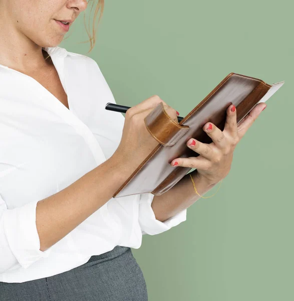 Mujer de negocios escribiendo notas — Foto de Stock