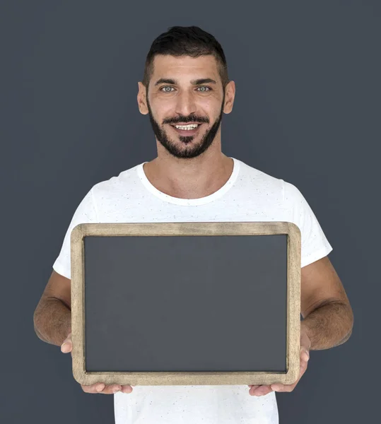 Ler man håller tom chalkboard — Stockfoto
