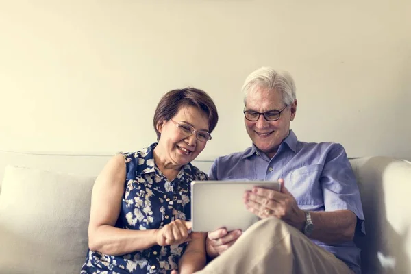 Starší pár pomocí tabletu — Stock fotografie