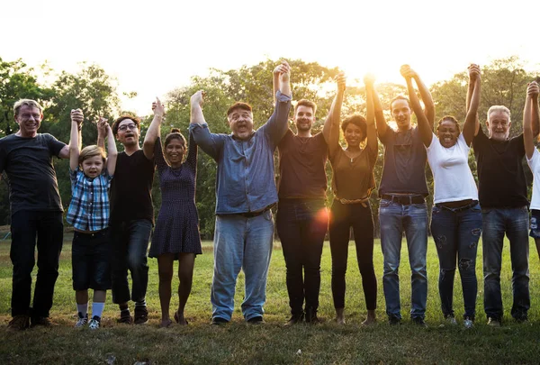 Personas cogidas de la mano en el parque — Foto de Stock