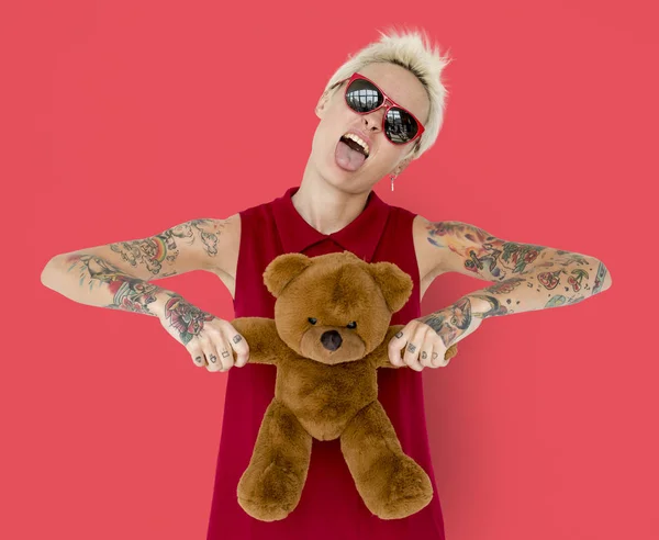 Femme avec tatouages tenant ours en peluche — Photo