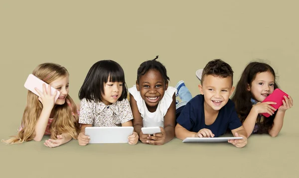 Kinderen met behulp van elektronische apparaten — Stockfoto