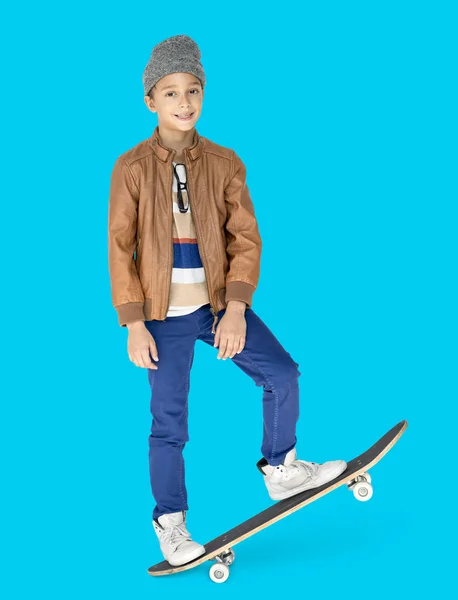 Хлопчик в капелюсі позує зі скейтбордом — стокове фото