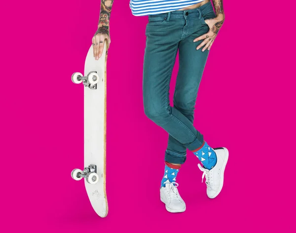 Skater mit Skateboard — Stockfoto