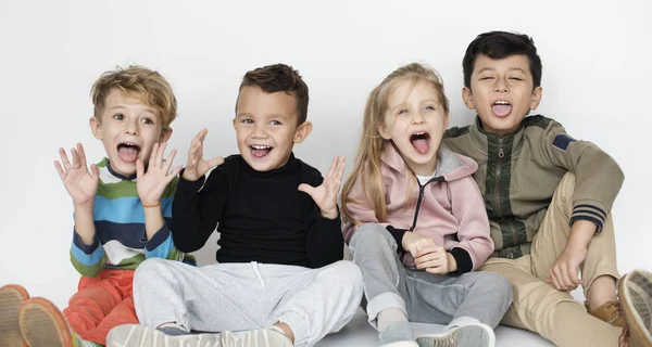 School Frinds sitting on the floor — Stock Photo, Image