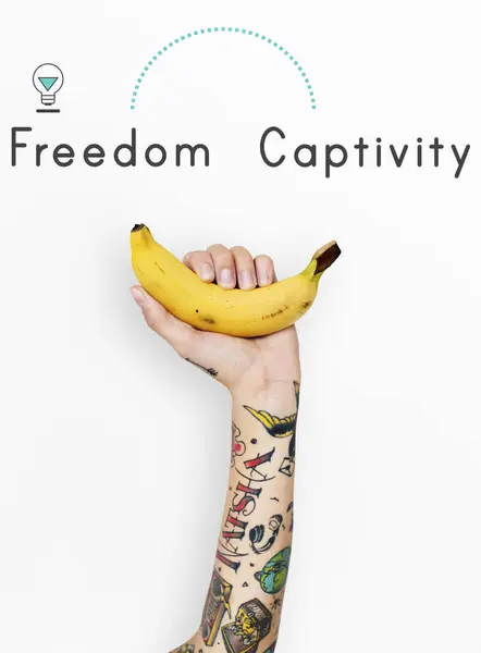 Personne tatouée tenant une banane . — Photo