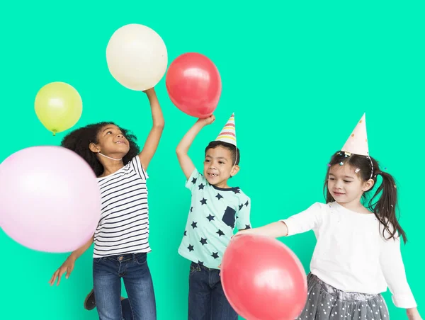 Crianças brincando com balões — Fotografia de Stock