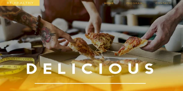 Mode-ontwerpers grijpen pizza segmenten — Stockfoto