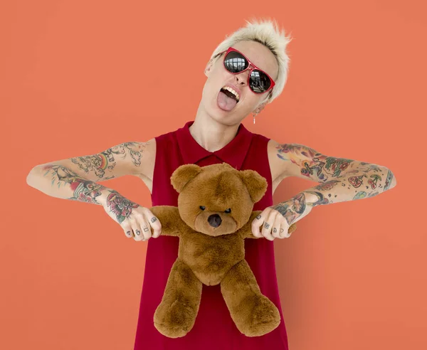 Donna con Tatuaggi che tiene Teddy Bear — Foto Stock