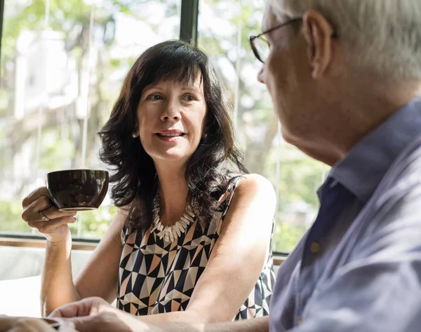 Pareja disfrutando del café juntos — Foto de Stock