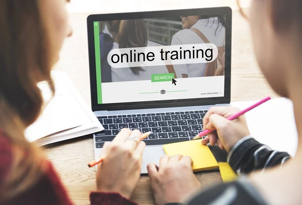 Twee meisjes met behulp van laptop — Stockfoto