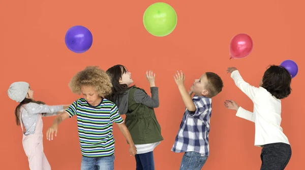 Crianças brincando com balões — Fotografia de Stock