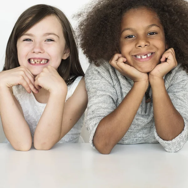 Niedlich lächelnde Kinder — Stockfoto