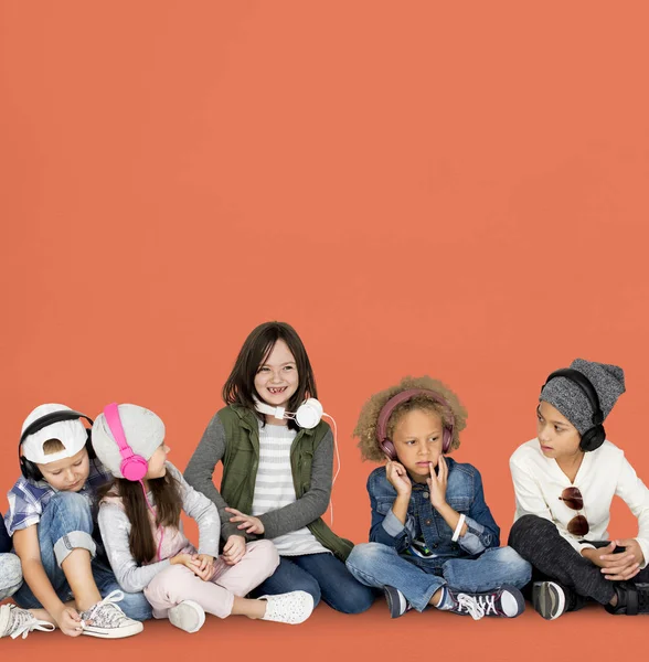 Grupo de niños en auriculares — Foto de Stock