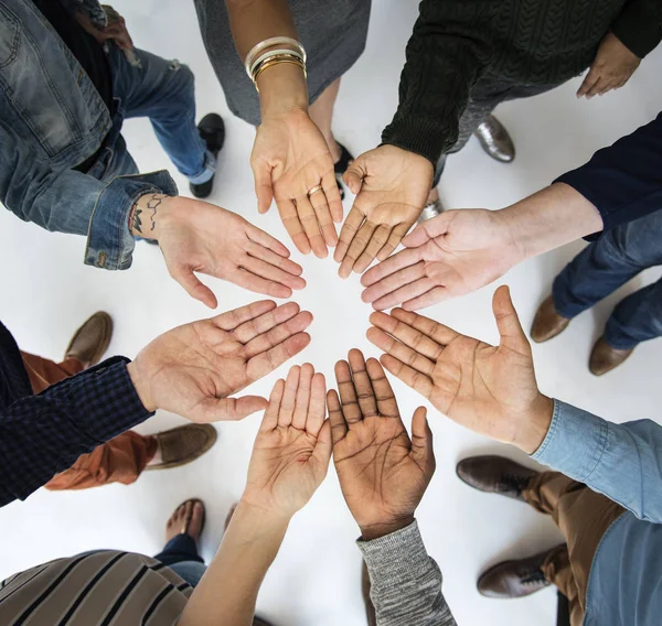 Diversité Les gens main dans la main — Photo