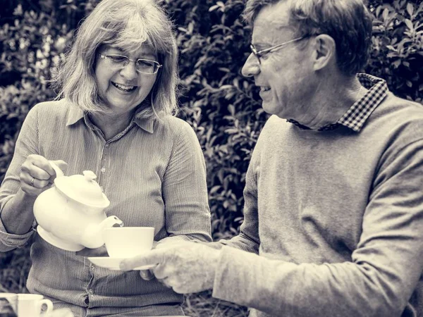 Старша пара п'є чай — стокове фото