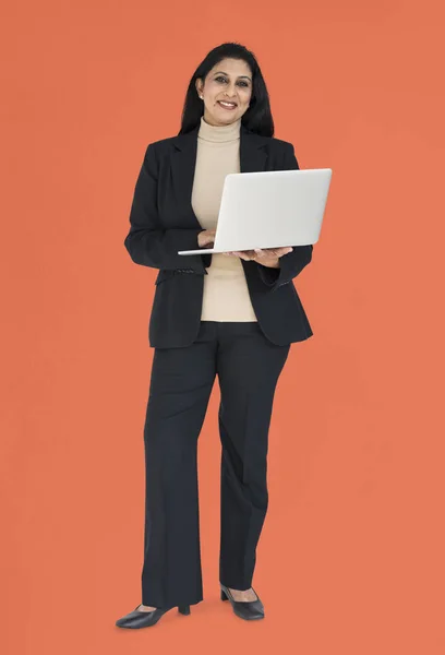 Mujer de negocios india usando portátil —  Fotos de Stock