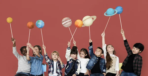 Niños sosteniendo el sistema solar —  Fotos de Stock