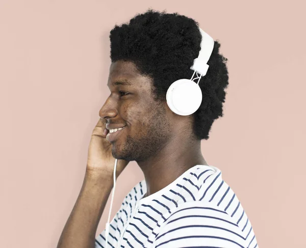 Afrikai ember hallgat zenét a fejhallgatót — Stock Fotó