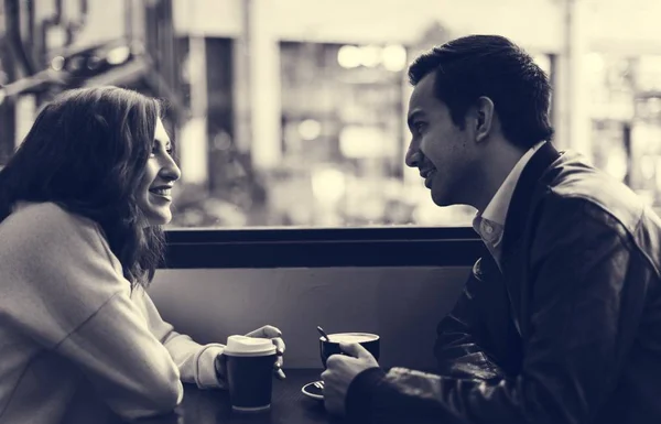 Couple ayant rendez-vous au café — Photo