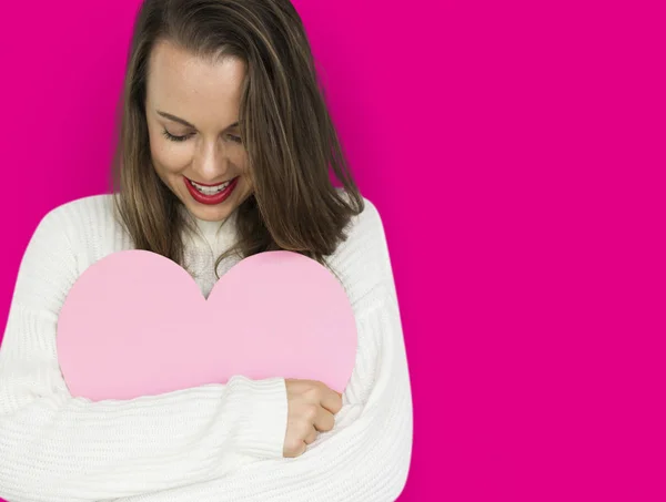 Mujer sosteniendo papel corazón — Foto de Stock