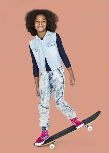 Mooi meisje skateboarden — Stockfoto