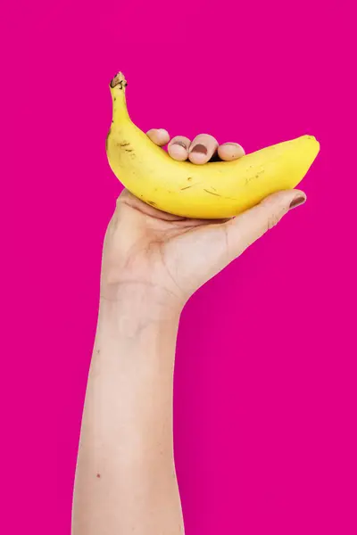 Emberi kéz gazdaság banán — Stock Fotó