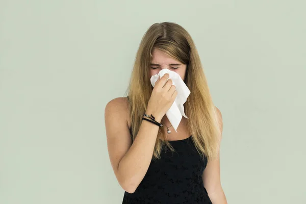 Mujer rubia enferma en el estudio — Foto de Stock