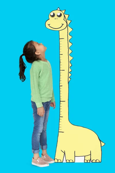 Girl at Growing Scale dinosaur — Stock Photo, Image