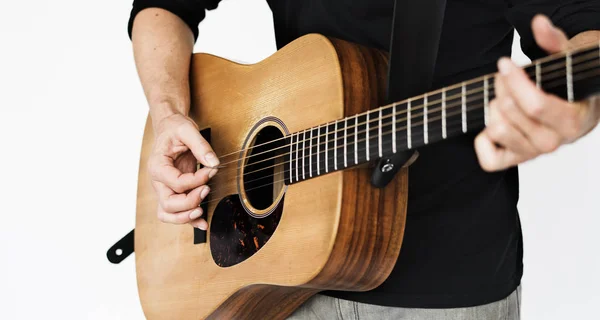Man die akoestische gitaar speelt — Stockfoto