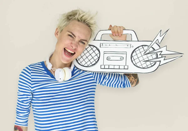 Γυναίκα κρατώντας χαρτί ραδιόφωνο — Φωτογραφία Αρχείου