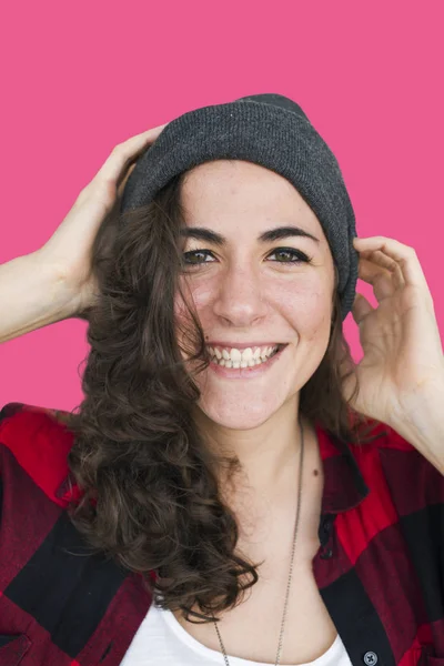Usmívající se žena v klobouku — Stock fotografie