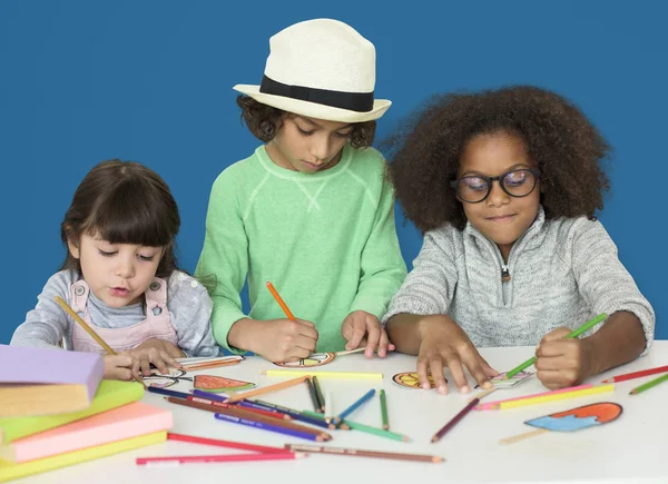 Schattige kleine kinderen tekenen — Stockfoto