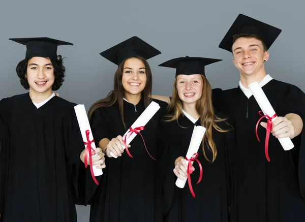 Studenti drží diplom — Stock fotografie