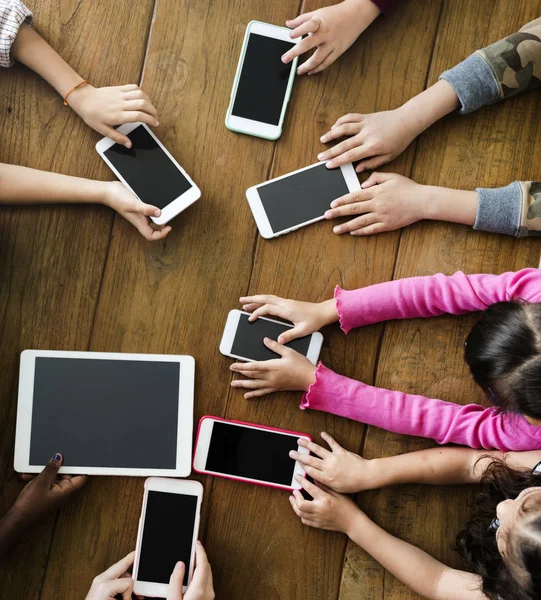 Handen van de kinderen met gadgets — Stockfoto