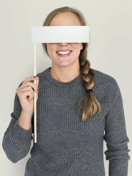 Mujer cubriendo los ojos con banner — Foto de Stock